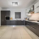 アパート Large 3-bedroom Oasis In Quiet Area With Garden グジラ