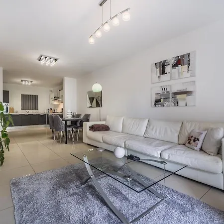 Large 3-bedroom Oasis In Quiet Area With Garden アパート *