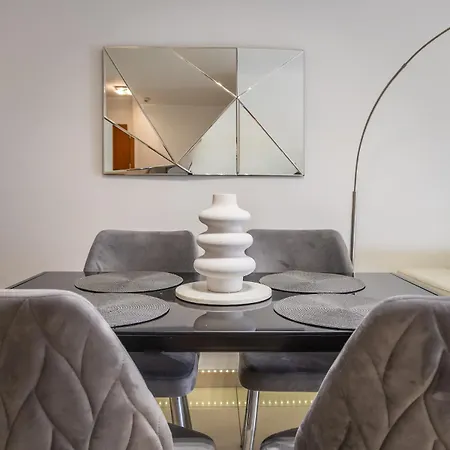 아파트 Large 3-bedroom Oasis In Quiet Area With Garden *