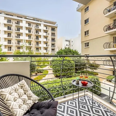 Large 3-bedroom Oasis In Quiet Area With Garden 아파트