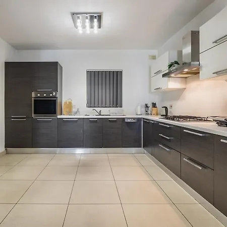 Apartment Large 3-bedroom Oasis In Quiet Area With Garden Gzira
