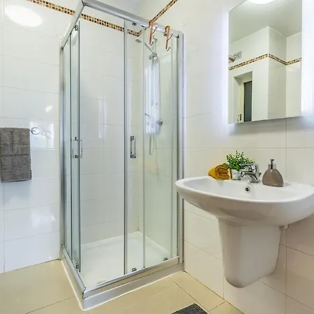 Large 3-bedroom Oasis In Quiet Area With Garden 그지라