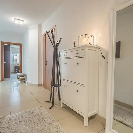 아파트 Large 3-bedroom Oasis In Quiet Area With Garden *