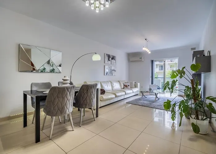 Large 3-bedroom Oasis In Quiet Area With Garden Gzira