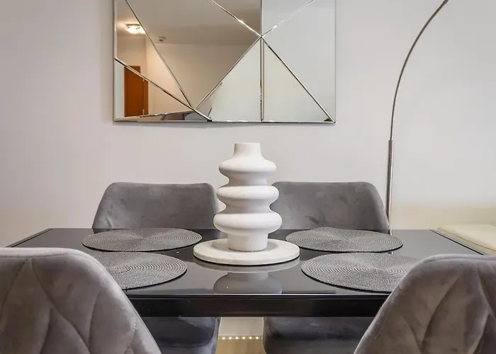 Appartement Large 3-bedroom Oasis In Quiet Area With Garden *