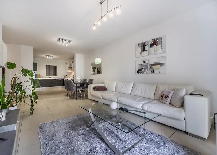 Large 3-bedroom Oasis In Quiet Area With Garden Apartament *